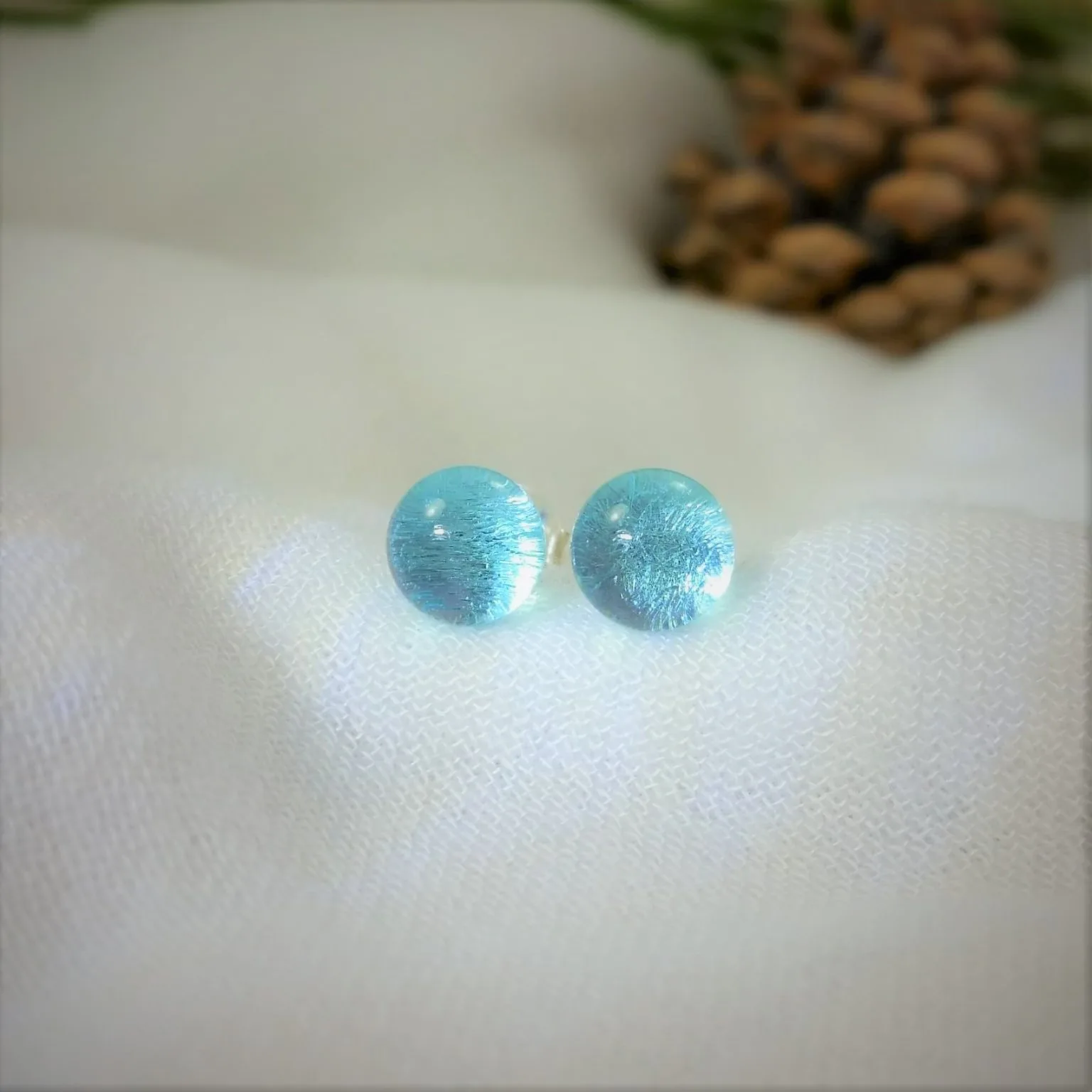 Clous boucles d'oreilles bleu lagon verre artisan verrier isabelle loupi verre idée cadeau femme noël fête des mères souvenirs bretagne 100% made in france île d'arz