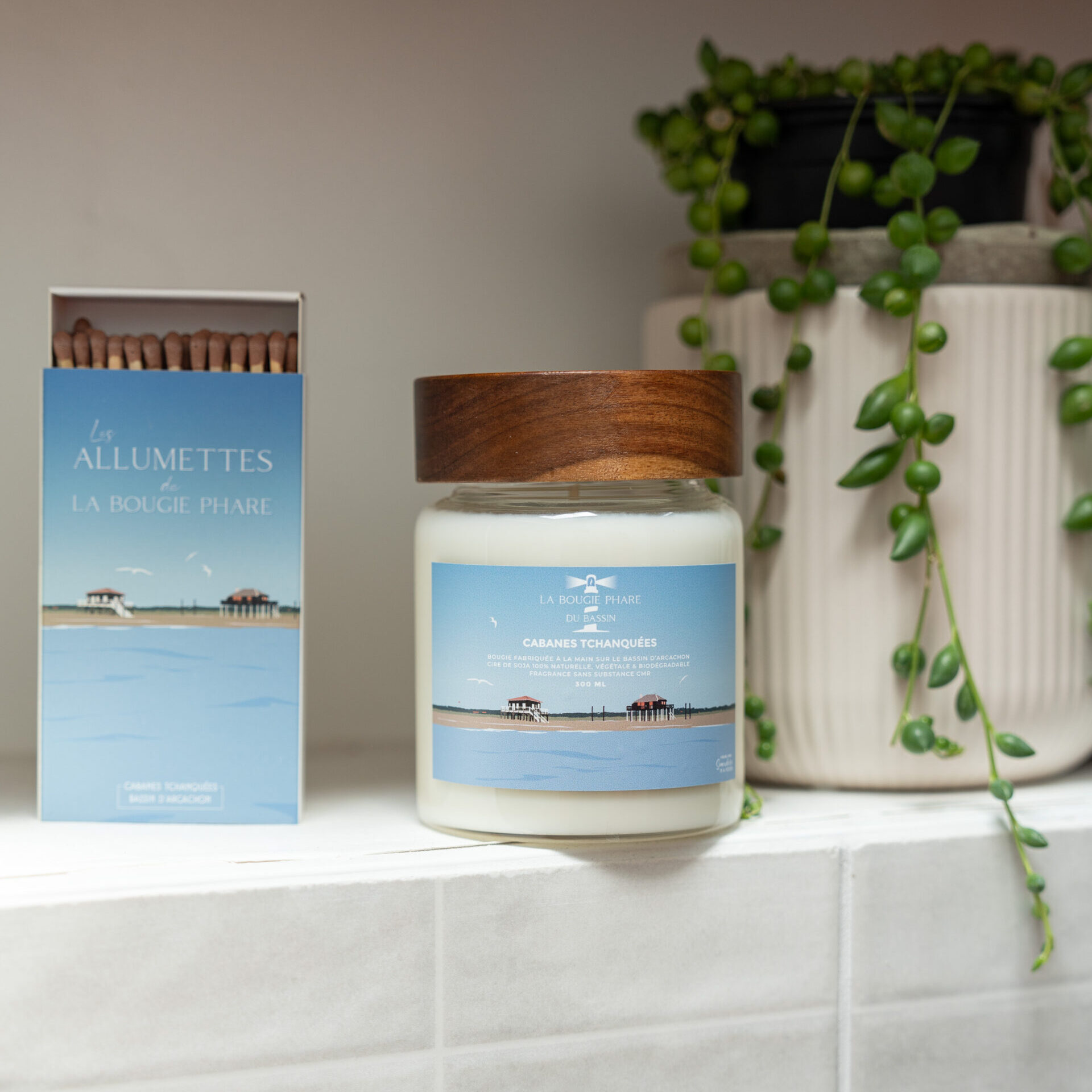 Bougie illustrée cabanes tchanquées la bougie phare bassin d'arcachon idée cadeau femme fête des mères noël souvenirs 100% made in france bougie artisanale