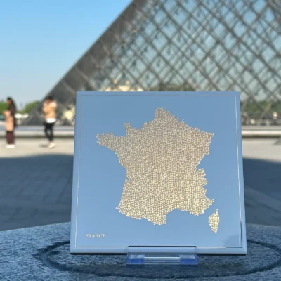 Carte de France en or avec mention écriture œuvre art Thomas Bertrand Idée cadeau luxe 100% made in France doré