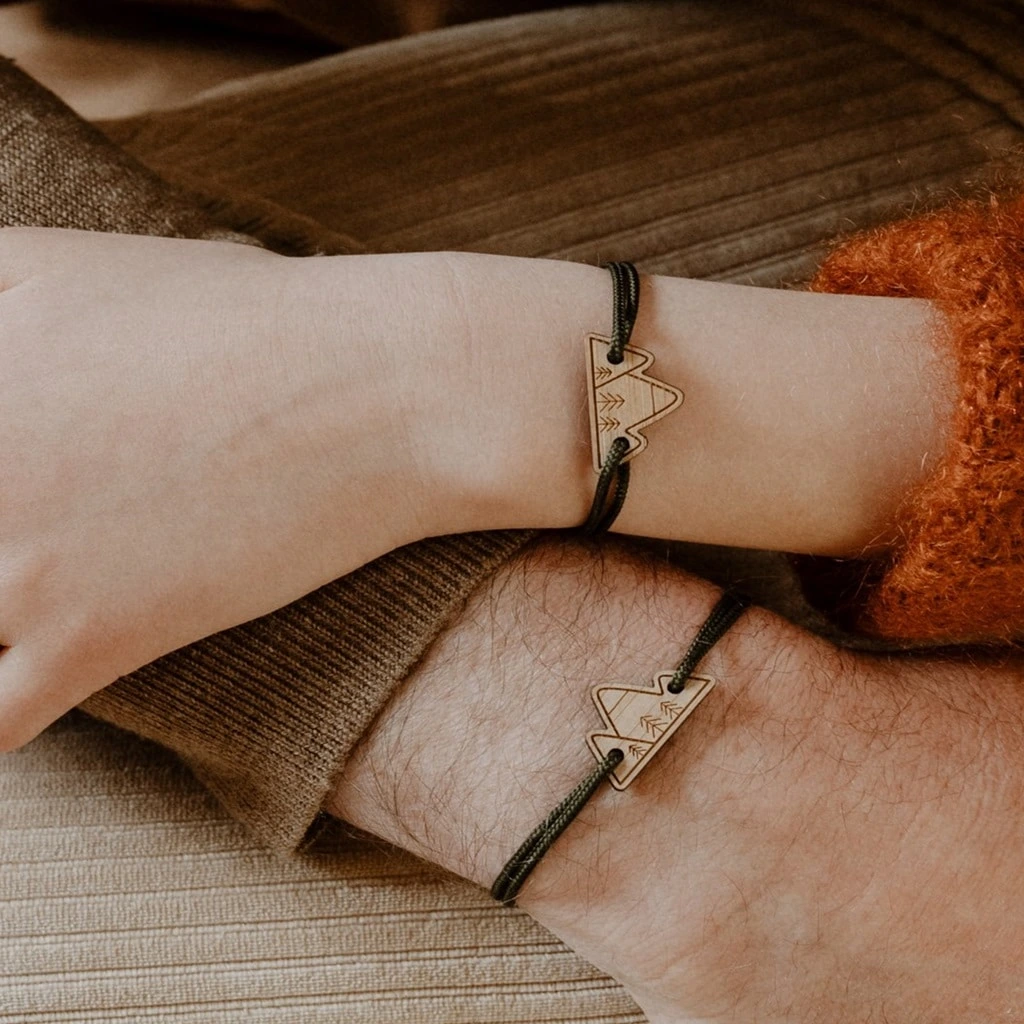 bracelet bois montagnes alpes pyrénées idée cadeau auvergne rhone alpes les petites hirondelles souvenirs 100% made in france