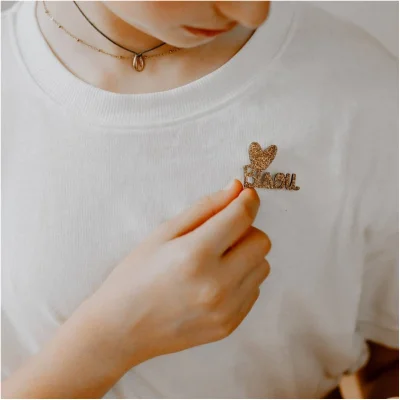 Pin's bisou doré rose argenté souvenirs 100% made in france idée cadeau frenchy