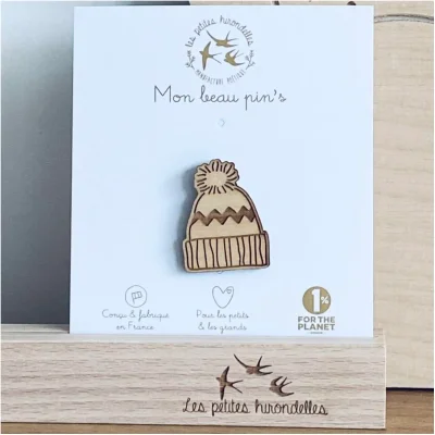 Pin's bois bonnet ski montagne idée cadeau auvergne rhone alpes les petites hirondelles souvenirs 100% made in france