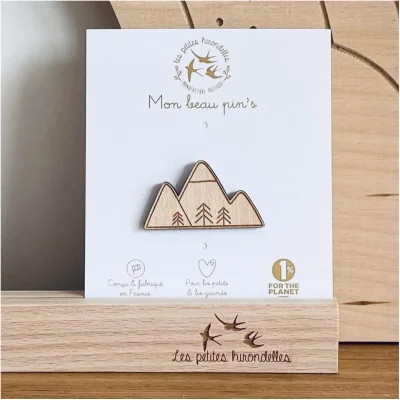 Pin's bois montagnes alpes pyrénées idée cadeau auvergne rhone alpes les petites hirondelles souvenirs 100% made in france