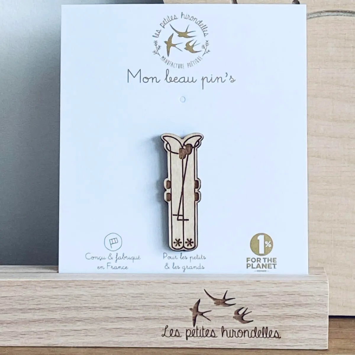 Pin's bois skis montagne idée cadeau auvergne rhone alpes les petites hirondelles souvenirs 100% made in france