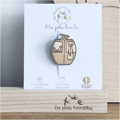 Pin's bois skis télécabine montagne idée cadeau auvergne rhone alpes les petites hirondelles souvenirs 100% made in france