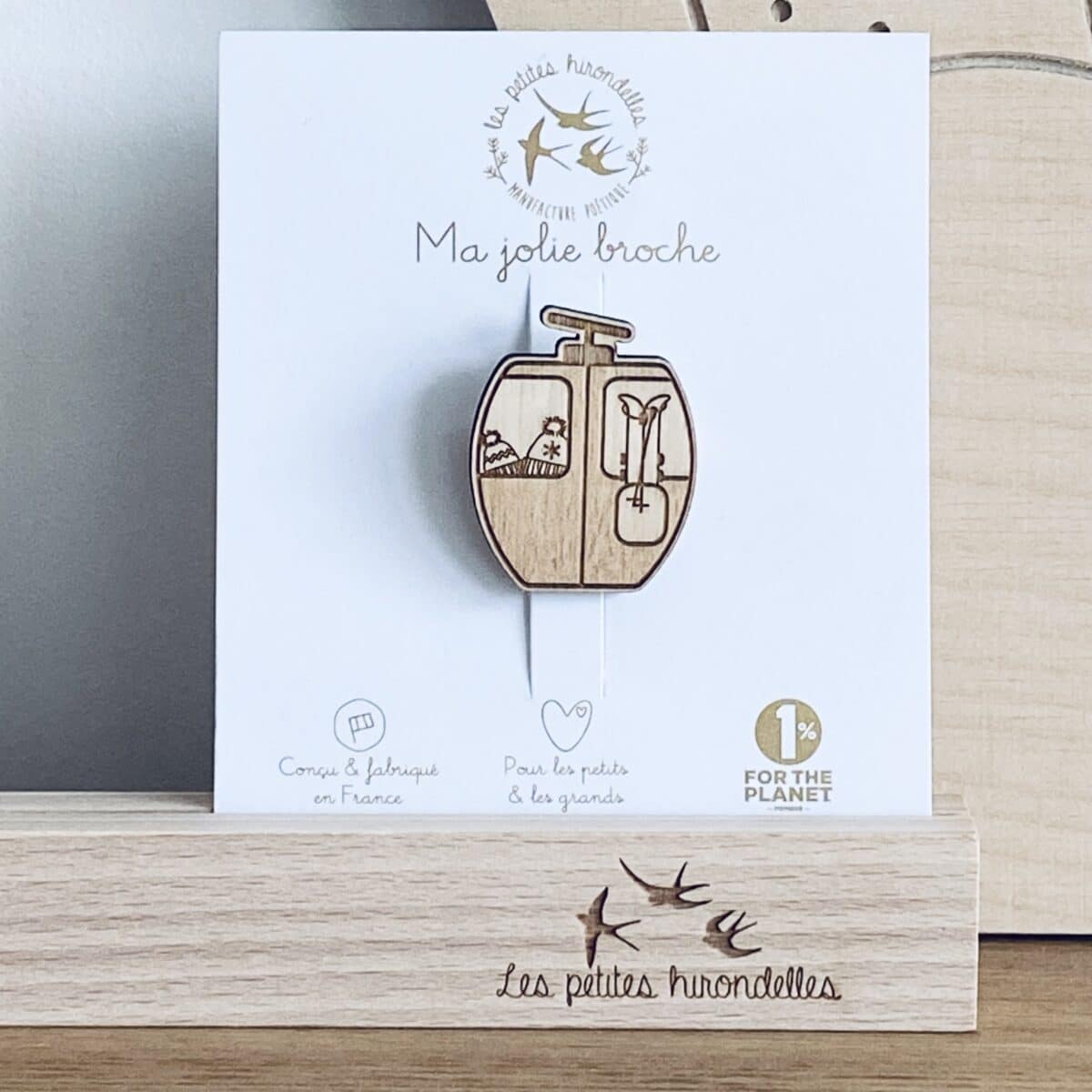 Pin's bois skis télécabine montagne idée cadeau auvergne rhone alpes les petites hirondelles souvenirs 100% made in france