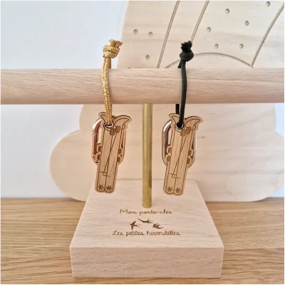 porte clés bois skis montagne idée cadeau auvergne rhone alpes les petites hirondelles souvenirs 100% made in france
