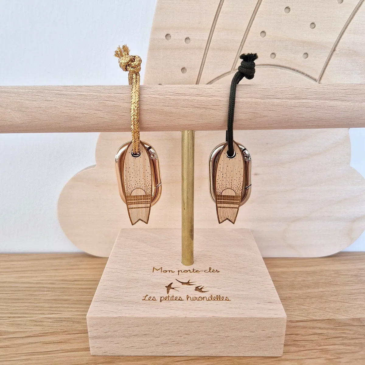 Porte clé bois surf les petites hirondelles souvenirs 100% made in france doré or vert qualité idée cadeau homme femme passionné surf surfeur
