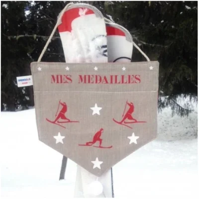 Porte médailles ski rouge lin idée cadeau souvenirs 100% made in france skieur passionné grenouille rouge