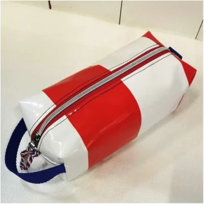 Trousse de toilette tricolore rayures rouges bâche recyclée marinière produit qualité souvenirs 100% made in france idée cadeau grenouille rouge