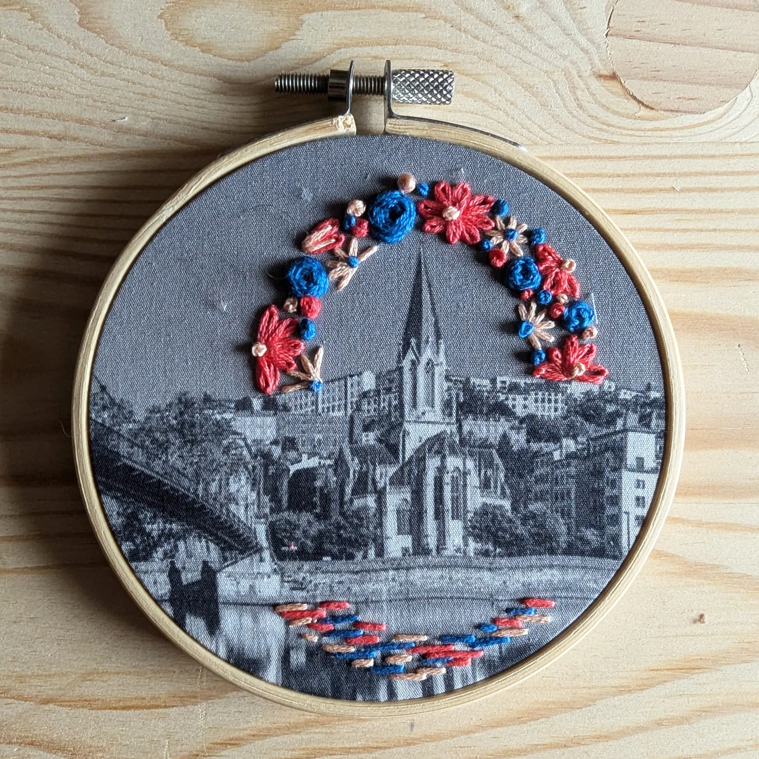 Kit de broderie Lyon Auvergne Rhône Alpes Souvenirs 100% made in france idée cadeau loisirs créatifs The comptoir