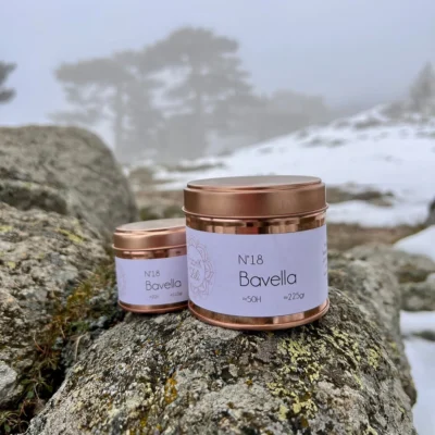Bougie parfumée Bavella parfum boisés et cuirés La farbriK' de Lili l’île Corses Aiguilles de Bavella expérience unique 100% made in france idée cadeau déco SOUVENIRS souvenirs 100% naturelle fabrication française