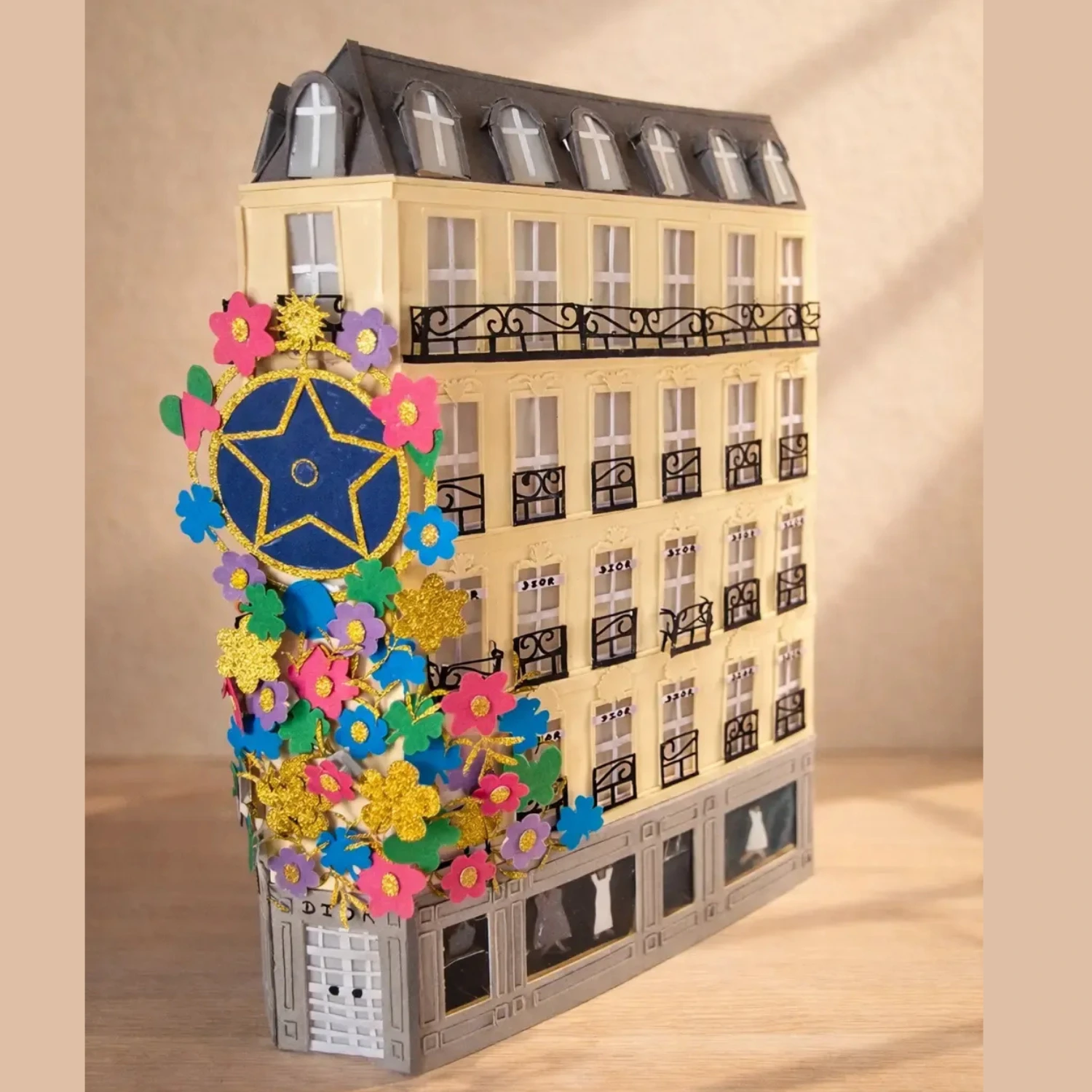 Façade immeuble Paris Maison Dior LVMH parisienne papier artisanat fabrication française made in France la fabrique à maquettes souvenir souvenirs